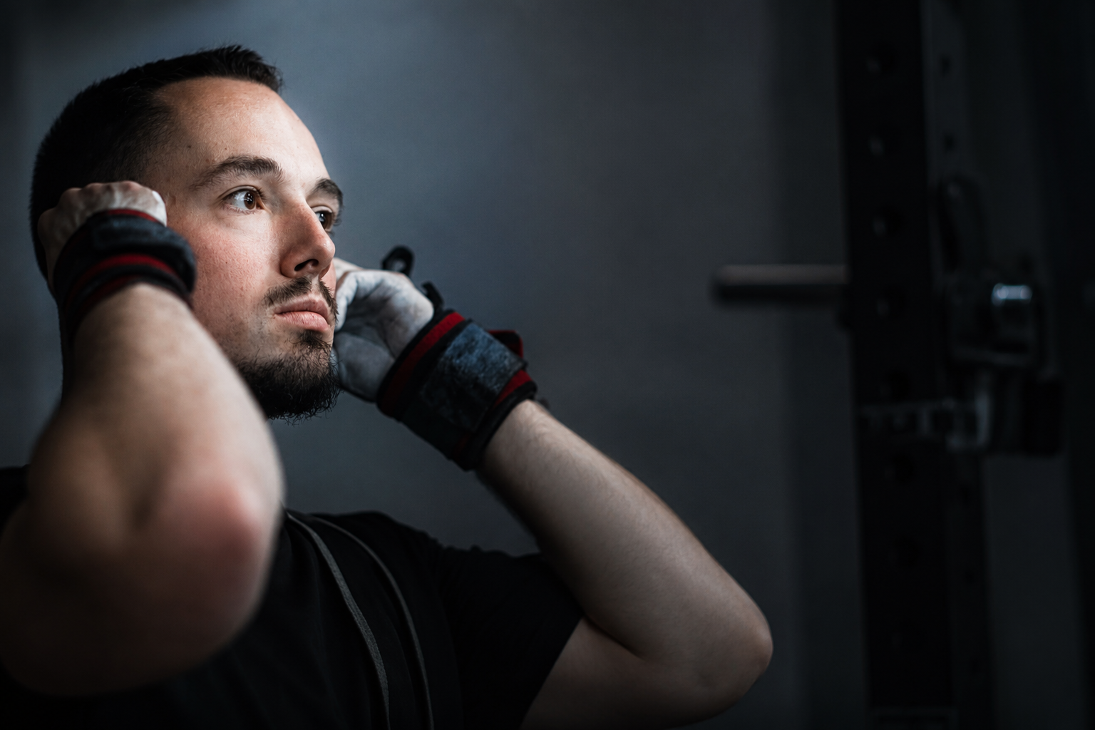 Coach with lifting gloves - Portrait